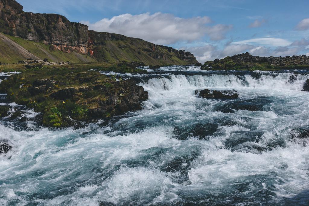 μεγάλη γωνία θέα όμορφο ορεινό ποτάμι ρέει μέσα από ορεινές περιοχές στην Ισλανδία - Φωτογραφία, εικόνα