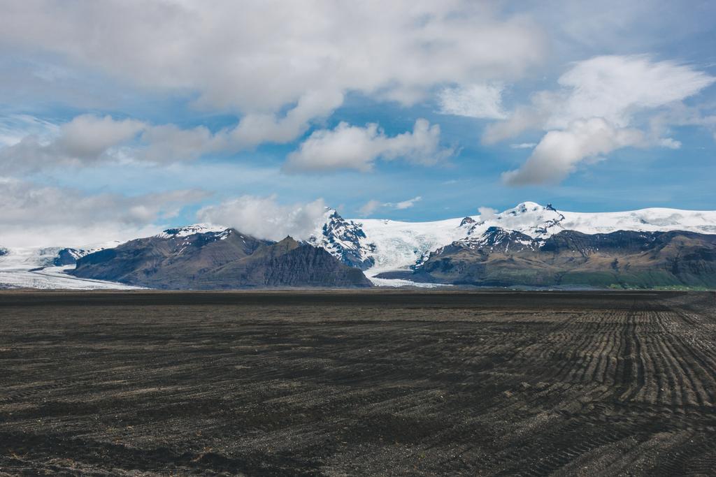 krásná krajina s horami pokryty sněhem pod zamračenou oblohou na Islandu - Fotografie, Obrázek