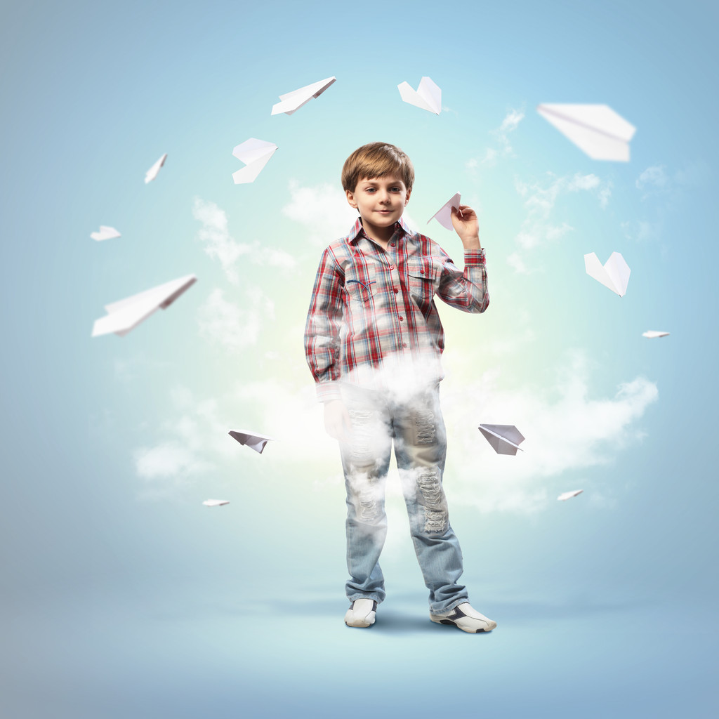 malý chlapec hraje s papírové letadlo - Fotografie, Obrázek