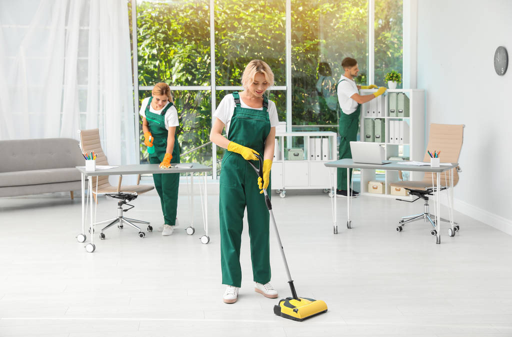 Hausmeisterteam mit Reinigungsmaterial im Büro - Foto, Bild