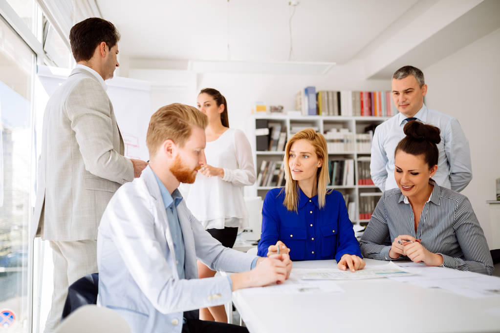 Succesvolle zakenpartners brainstormen in modern kantoor - Foto, afbeelding