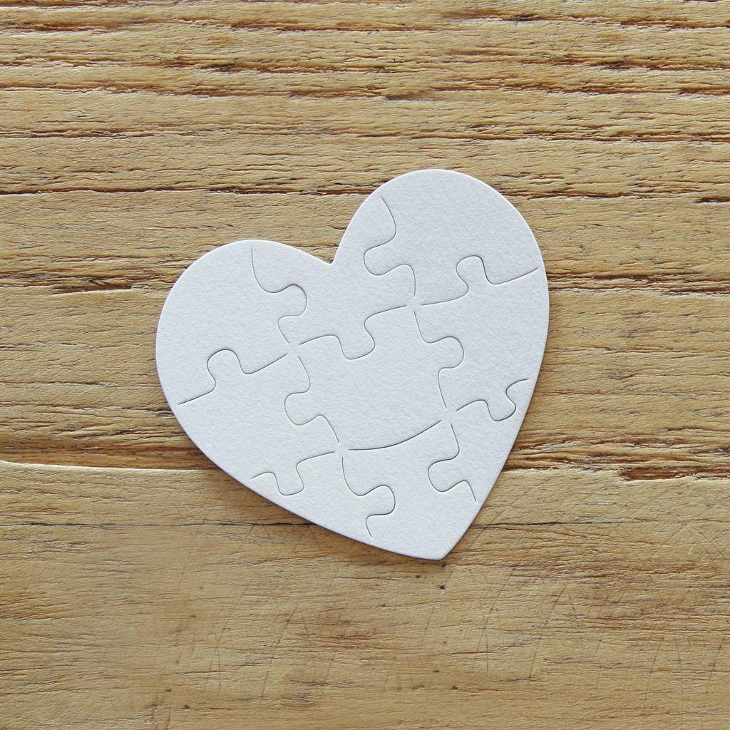 Bovenaanzicht beeld van papier wit hart puzzel over houten tafel. Gezondheidszorg, doneren, wereld hart dag en wereld gezondheid dag concept - Foto, afbeelding