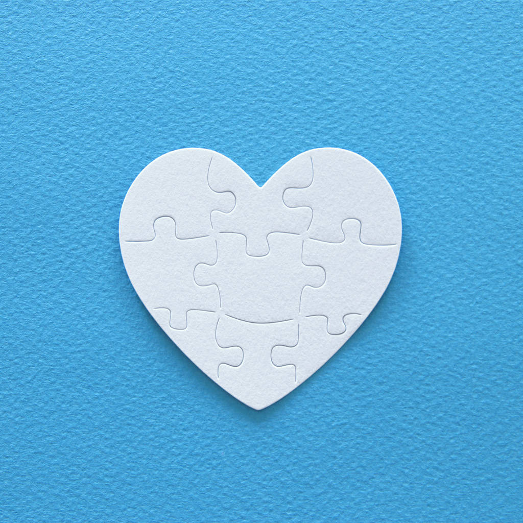 Image de vue de dessus du puzzle de coeur blanc de papier sur fond bleu. Soins de santé, don, journée mondiale du cœur et concept de journée mondiale de la santé
 - Photo, image