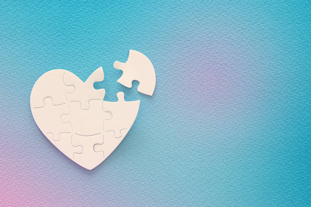 Pohled shora obrázek papíru bílá srdce puzzle s chybějící kousek nad modrým pozadím. Zdravotní péče, darovat, světový den srdce a koncepce Světový den zdraví - Fotografie, Obrázek