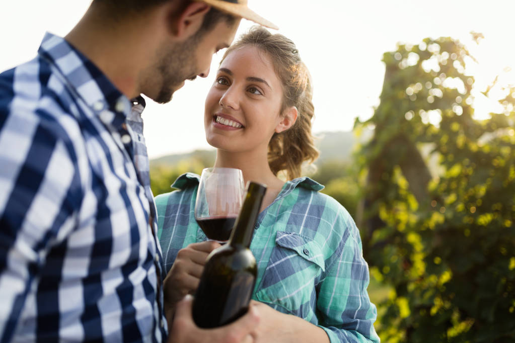 Para zakochanych, praca w winnicy winiarza i degustacja win - Zdjęcie, obraz