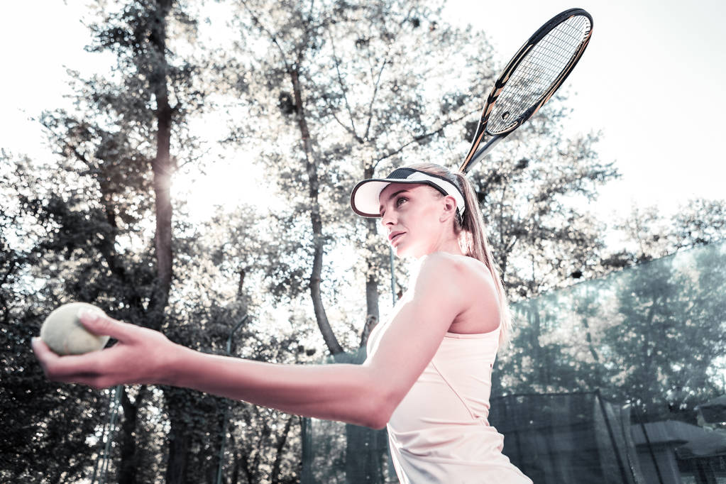 Prachtige vrouwelijke speler tennis techniek verbetering gericht - Foto, afbeelding