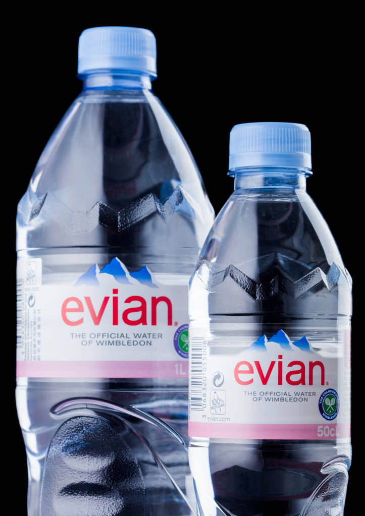 LONDON, UK SYYSKUU 03, 2018: Evian Natural Mineral Water muovipullot mustalla. Valmistettu Ranskassa
 - Valokuva, kuva