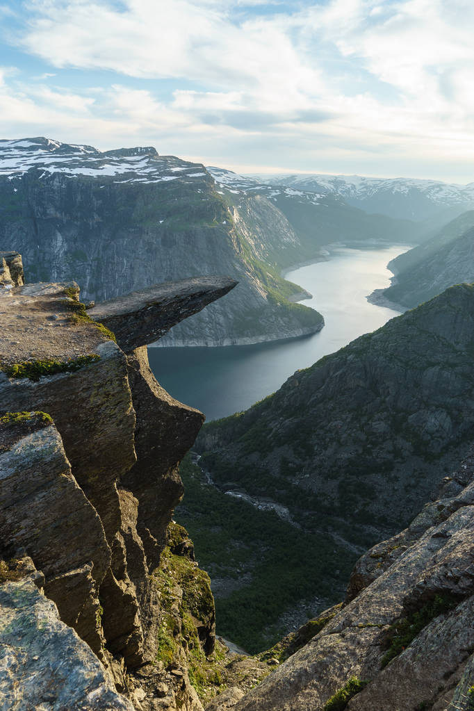 Norwegia turystyka atrakcja - rock Trolltunga (Troll's Tongue) w regionie Hordaland. Jezioro Ringedalsvatnet - Zdjęcie, obraz
