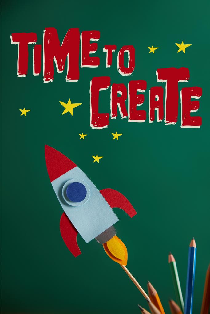 Bleistifte und bunte Rakete auf grüner Kreide mit Schriftzug "Zeit zum Gestalten"   - Foto, Bild