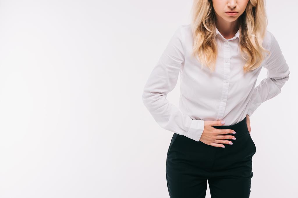 immagine ritagliata di donna d'affari che ha mal di stomaco isolato su bianco
 - Foto, immagini