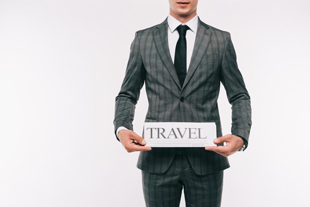 περικομμένη εικόνα του επιχειρηματία δείχνει ταξίδια εφημερίδα απομονωθεί σε λευκό - Φωτογραφία, εικόνα