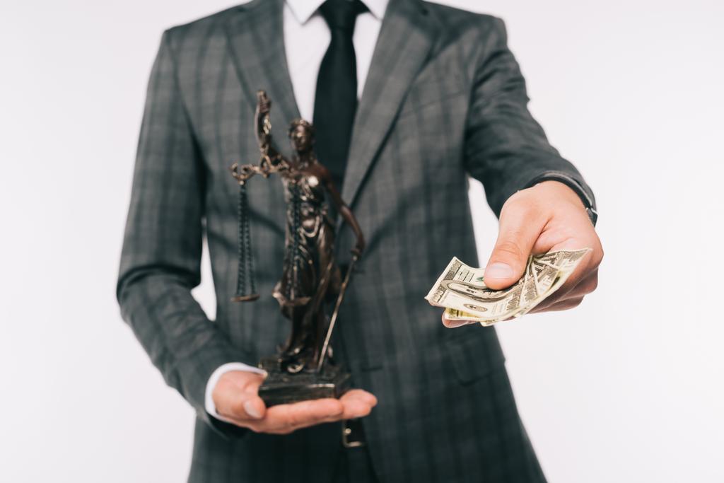 обрезанный образ бизнесмена, держащего в руках статую правосудия и подкуп, изолированный на белом
 - Фото, изображение