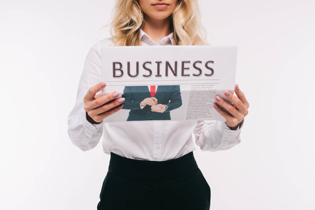 abgeschnittenes Bild einer Geschäftsfrau beim Lesen einer Wirtschaftszeitung isoliert auf Weiß - Foto, Bild