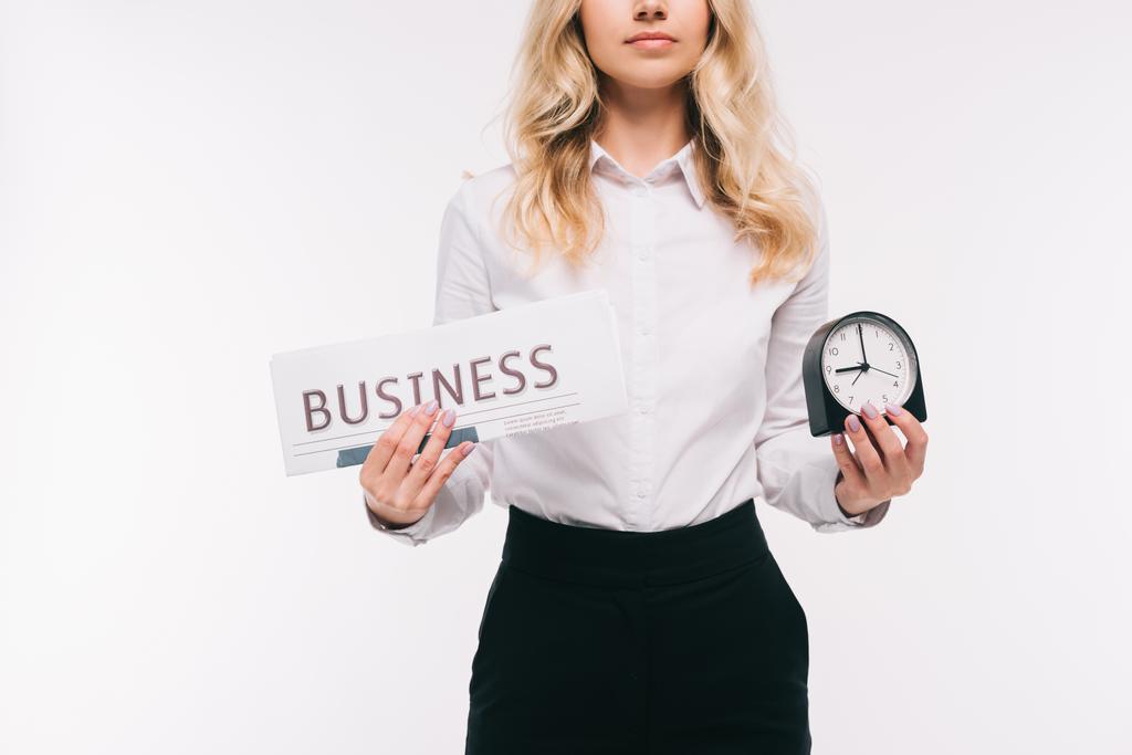 abgeschnittenes Bild einer Geschäftsfrau mit Zeitung und Uhr auf weißem Grund - Foto, Bild