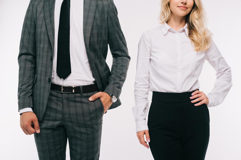 обрізане зображення бізнесменів, що стоять руками акімбо ізольовано на білому
 - Фото, зображення