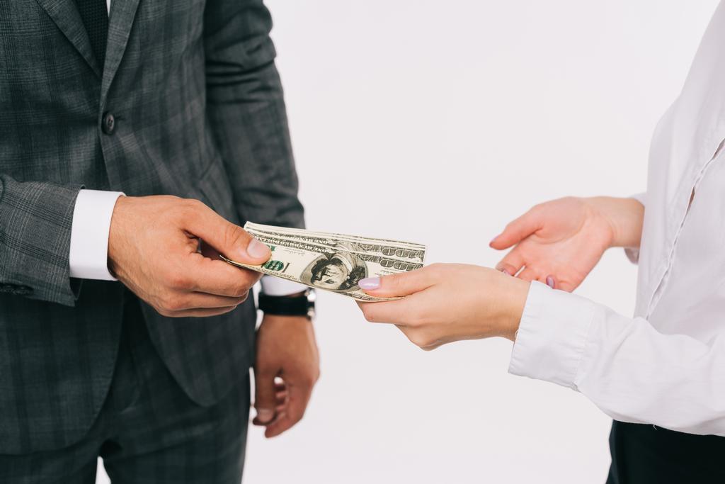 обрезанное изображение бизнесменов, держащих долларовые купюры изолированные на белом
 - Фото, изображение