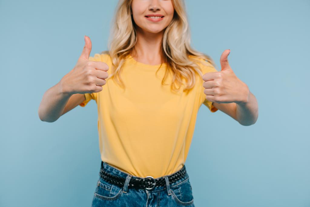 περικομμένη εικόνα χαμογελαστό κορίτσι με πουκάμισο και σορτς δείχνει μπράβο απομονωμένη στο μπλε - Φωτογραφία, εικόνα