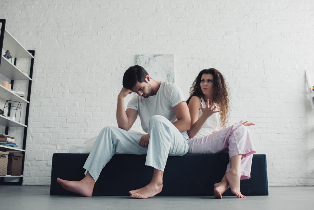 Tiefblick auf ein junges Paar, das sich im Schlafzimmer streitet, Konzept für Beziehungsschwierigkeiten  - Foto, Bild