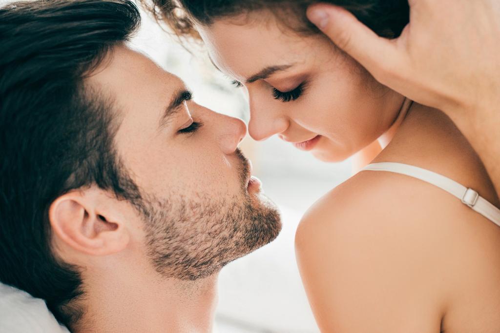 close-up vista de sedutor jovem casal capaz de beijar em preliminares
  - Foto, Imagem