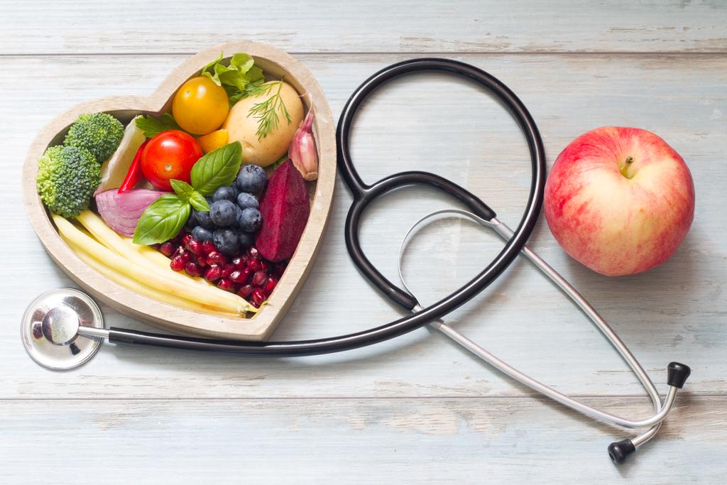 Aliments sains dans le concept de régime cardiaque avec stéthoscope
 - Photo, image
