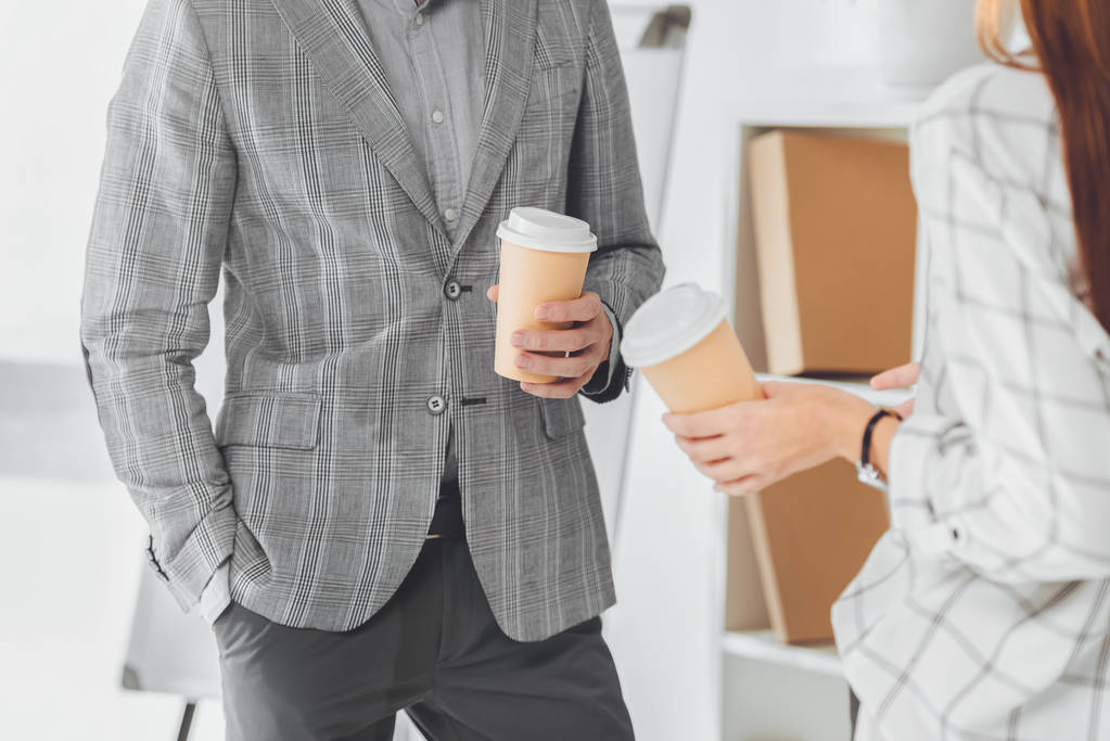 обрізане зображення чоловічих і жіночих колег, які мають кавову перерву в офісі
 - Фото, зображення