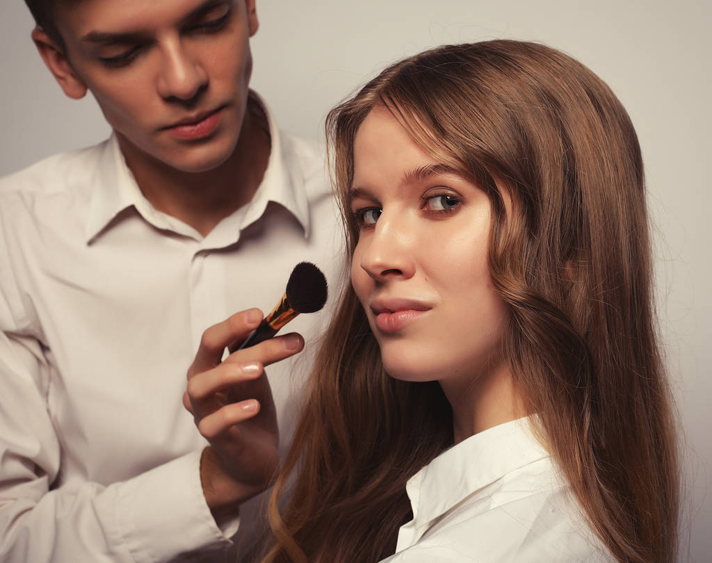  Jovem bela mulher aplicando maquiagem por artista de maquiagem - Foto, Imagem