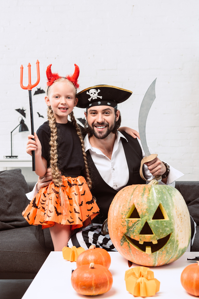 feliz hija y padre en disfraces de Halloween en casa
 - Foto, Imagen