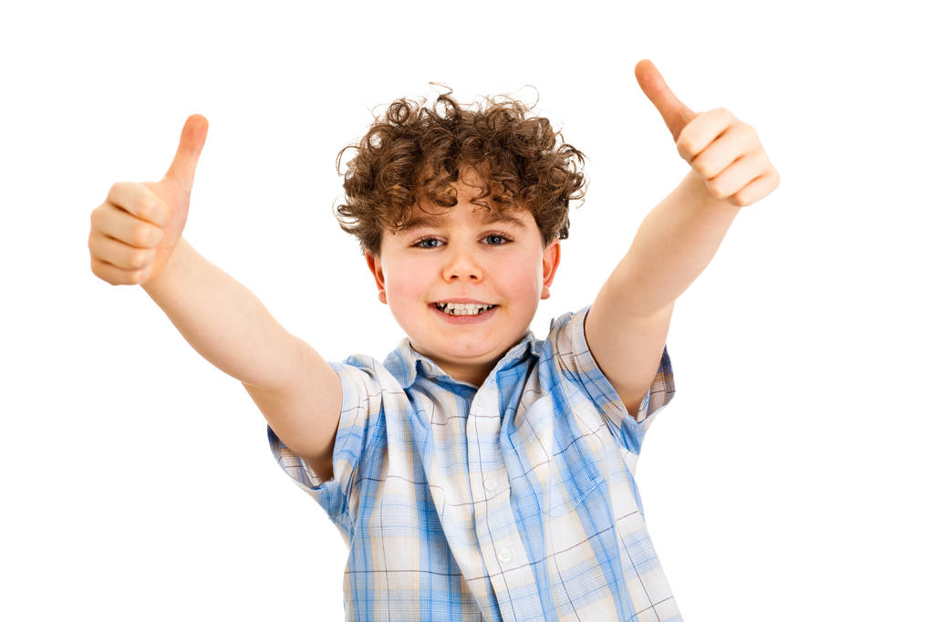 Мальчик с вьющимися волосами показывает большие пальцы на белом фоне
 - Фото, изображение
