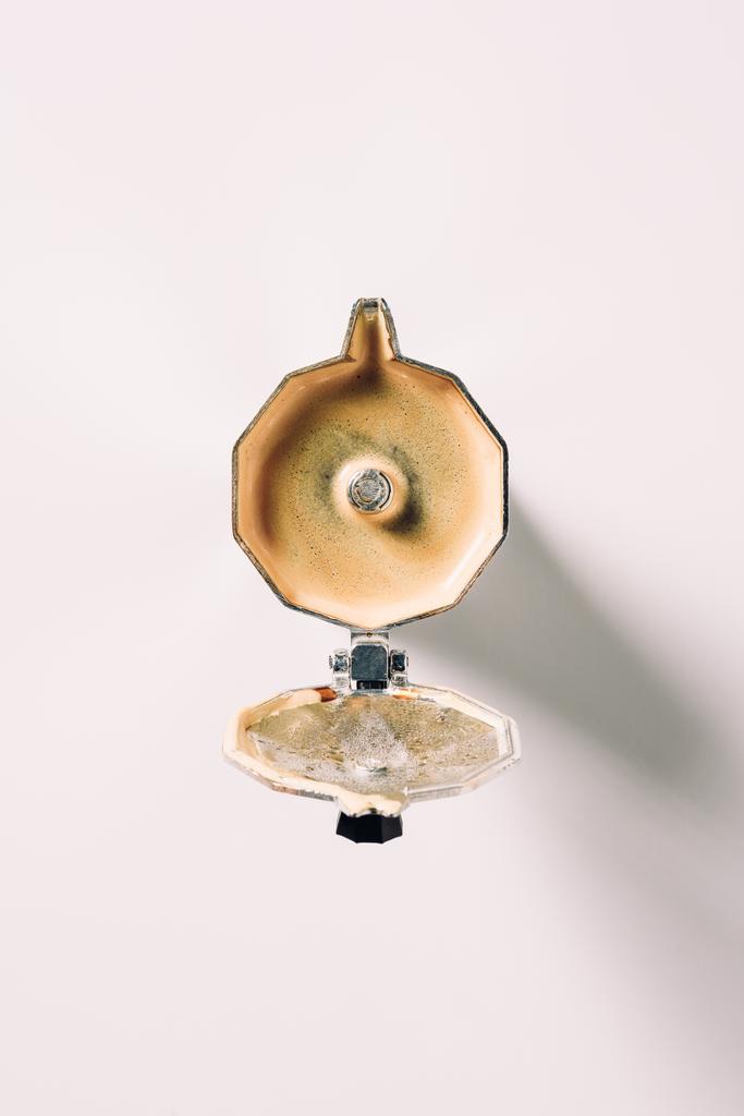 ylhäältä näkymä avattu mokka potin kahvia valkoisella pinnalla
 - Valokuva, kuva