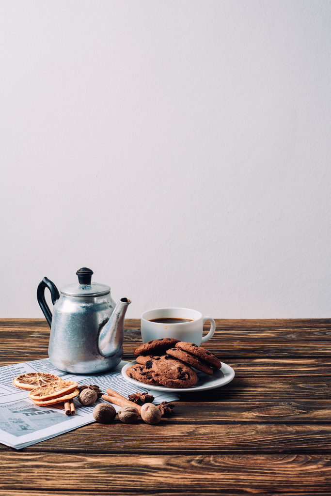 šálek kávy s vintage kovový květináč a koření na rustikální dřevěný stůl - Fotografie, Obrázek