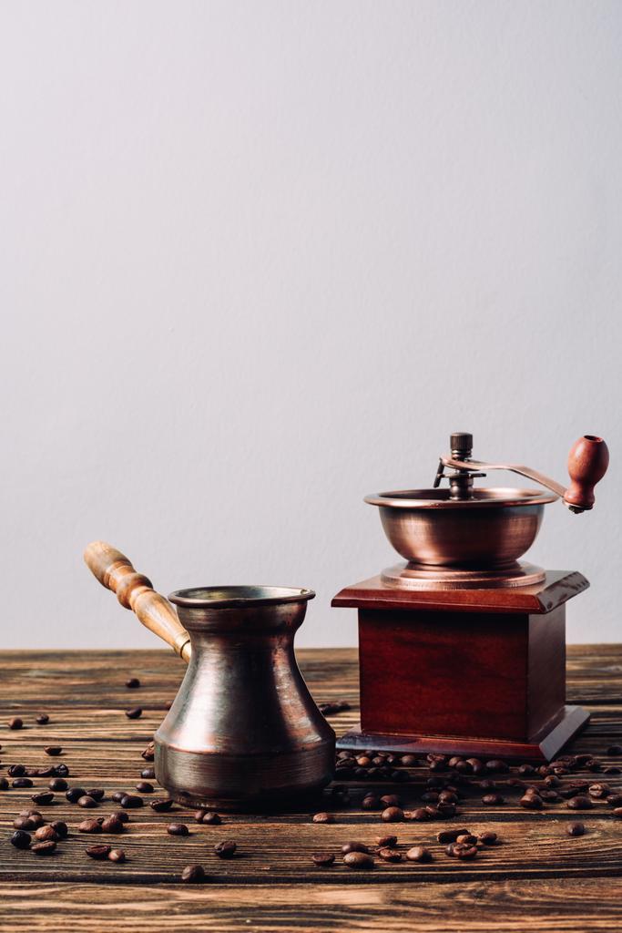 винтажный цецве и кофемолка с кофейными зернами на деревенском деревянном столе
 - Фото, изображение