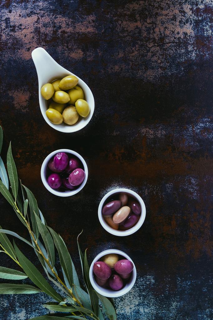ylhäältä näkymä ainesosista oliiviöljyn ja oksia nuhjuinen pinta
  - Valokuva, kuva
