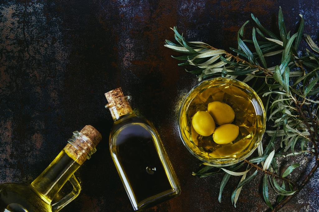 vue de dessus des bocaux en verre avec de l'huile d'olive sur une surface minable
 - Photo, image