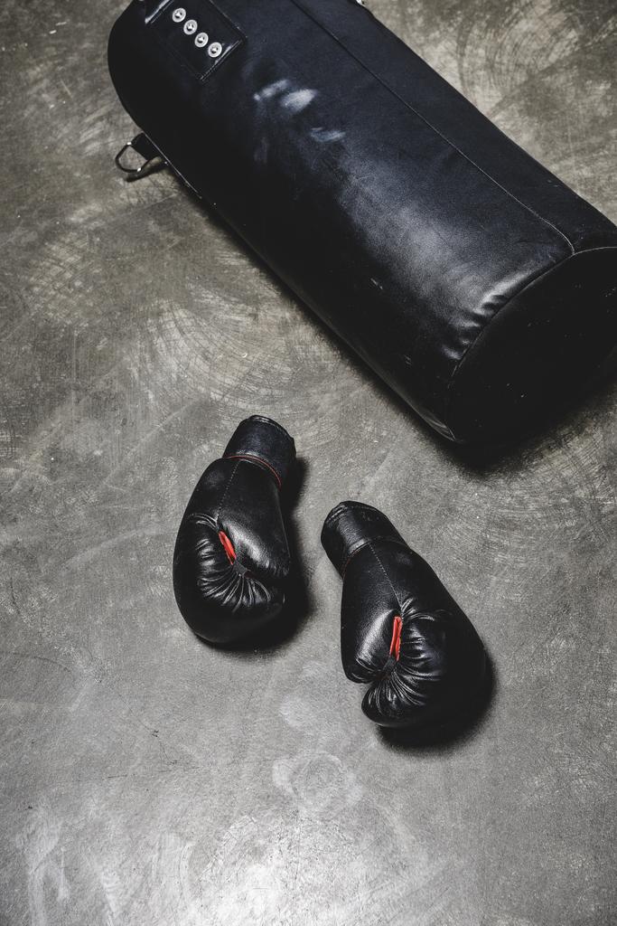 worek treningowy i rękawice bokserskie na powierzchni betonu - Zdjęcie, obraz
