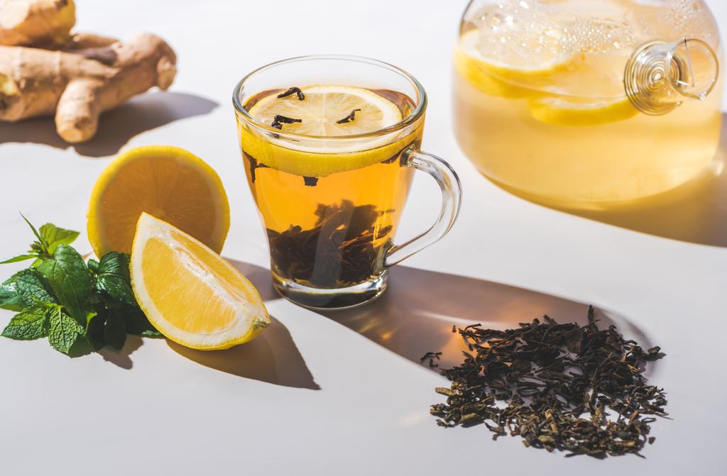υγιές μαύρο τσάι με λεμόνι και δυόσμο λευκά επιτραπέζια - Φωτογραφία, εικόνα