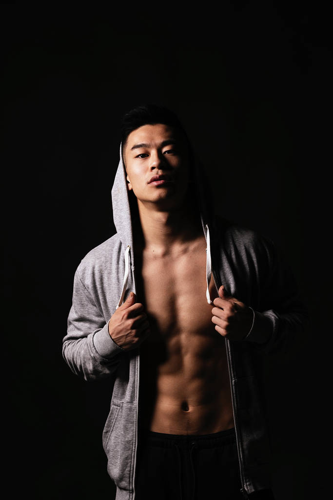 Portrait de jeune garçon asiatique avec des vêtements de sport. Attitude défiante
 - Photo, image
