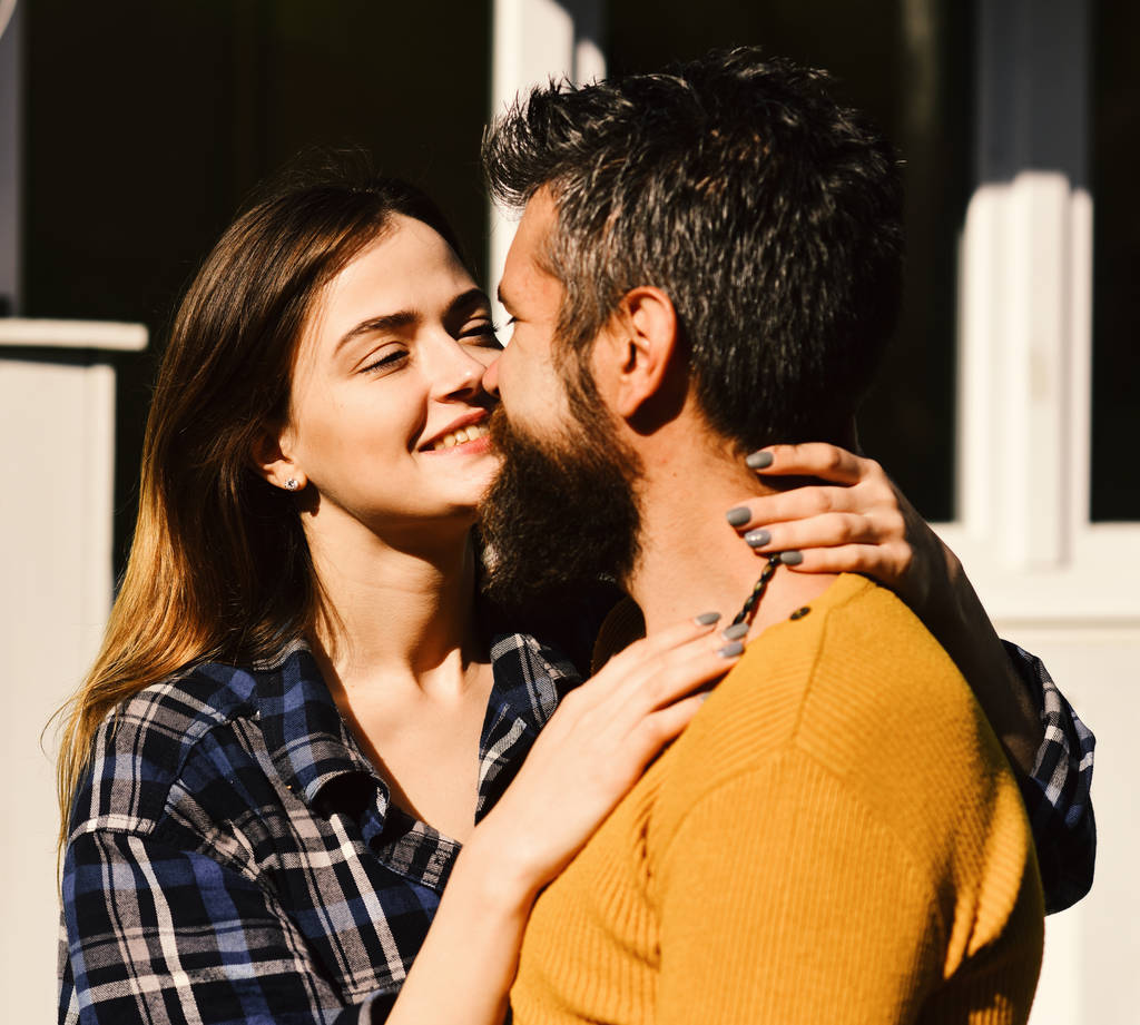 Девушка и бородатый парень или счастливые любовники на свидании - Фото, изображение