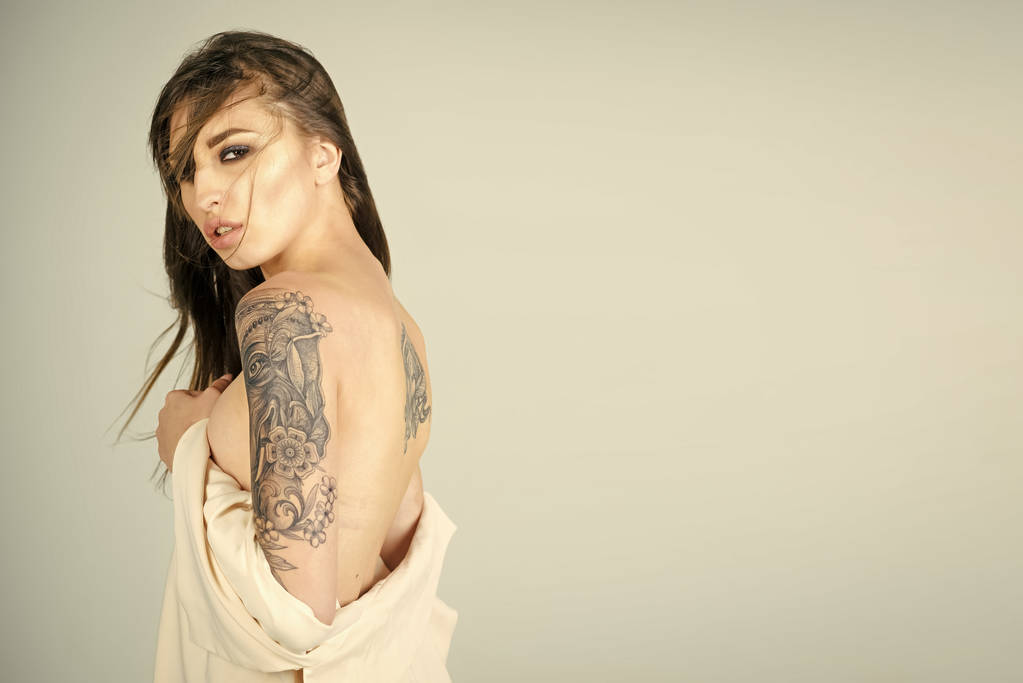 Mode portret van mooie sexy vrouw met tatoeage - Foto, afbeelding
