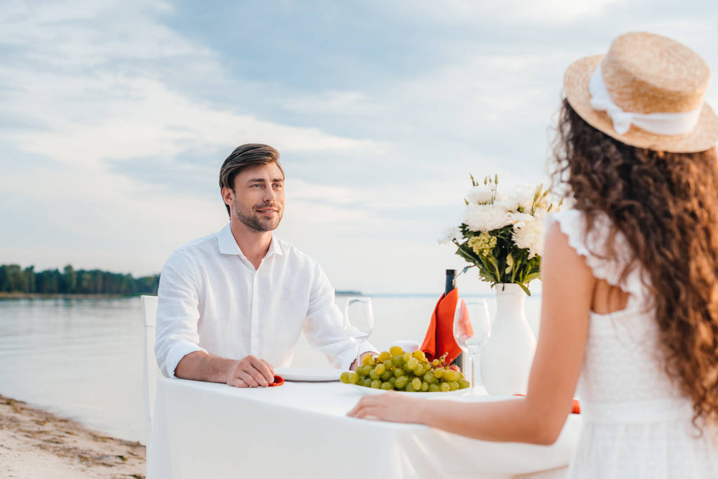 giovane bella coppia su appuntamento romantico sulla spiaggia
 - Foto, immagini