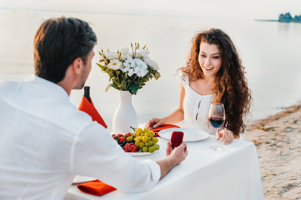 hombre haciendo proponer con anillo a mujer atractiva en cita romántica al aire libre
 - Foto, Imagen
