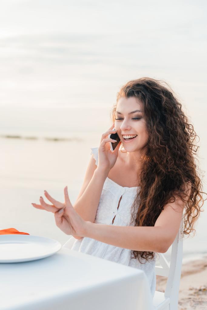 innoissaan kaunis nainen puhuu älypuhelimella ja etsii kihlasormus kätensä
 - Valokuva, kuva