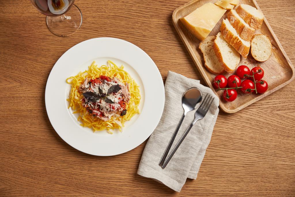 vista dall'alto del piatto di pasta con vino rosso sul tavolo di legno
 - Foto, immagini