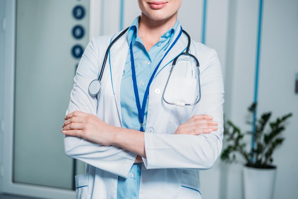 levágott kép női orvos a kórházban keresztezett karokkal  - Fotó, kép