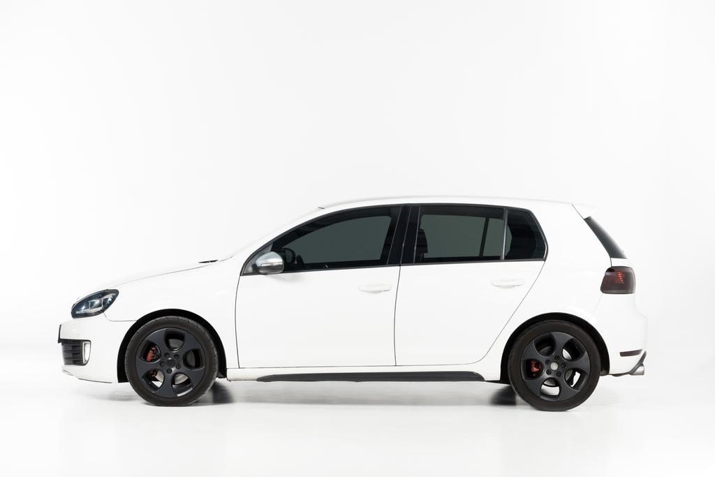 vista lateral de un nuevo automóvil blanco en blanco
 - Foto, Imagen