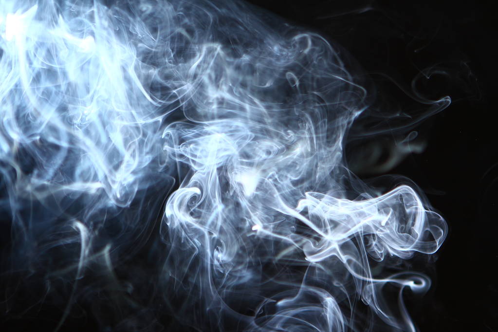 wunderbare Wirbel Kontrast blauer Rauch auf dem dunklen Hintergrund. - Foto, Bild
