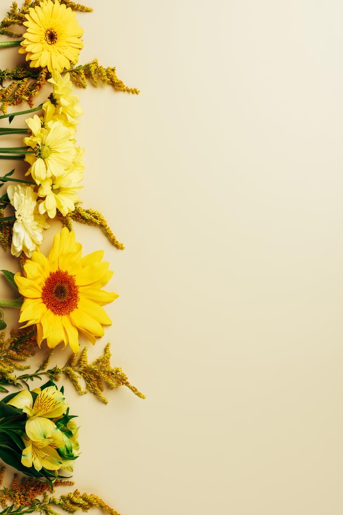 επίπεδη lay με διάφορα όμορφα λουλούδια διακανονισμός μπεζ φόντο - Φωτογραφία, εικόνα