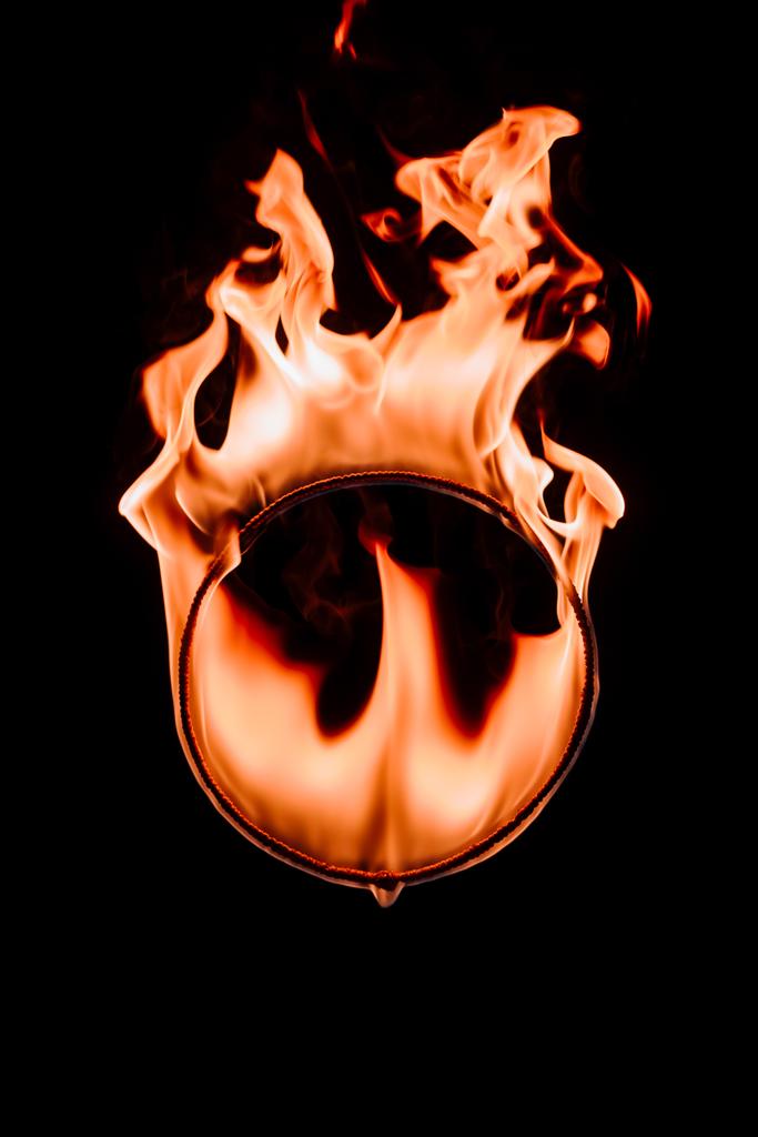 vista de cerca de la figura del círculo ardiente aislado en negro
 - Foto, imagen