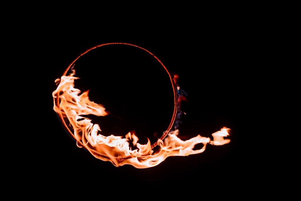 vista de perto da figura círculo ardente isolado em preto
 - Foto, Imagem