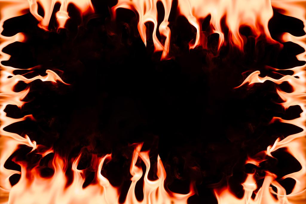 Cadre avec flamme orange brûlante avec espace vide au milieu sur fond noir
 - Photo, image