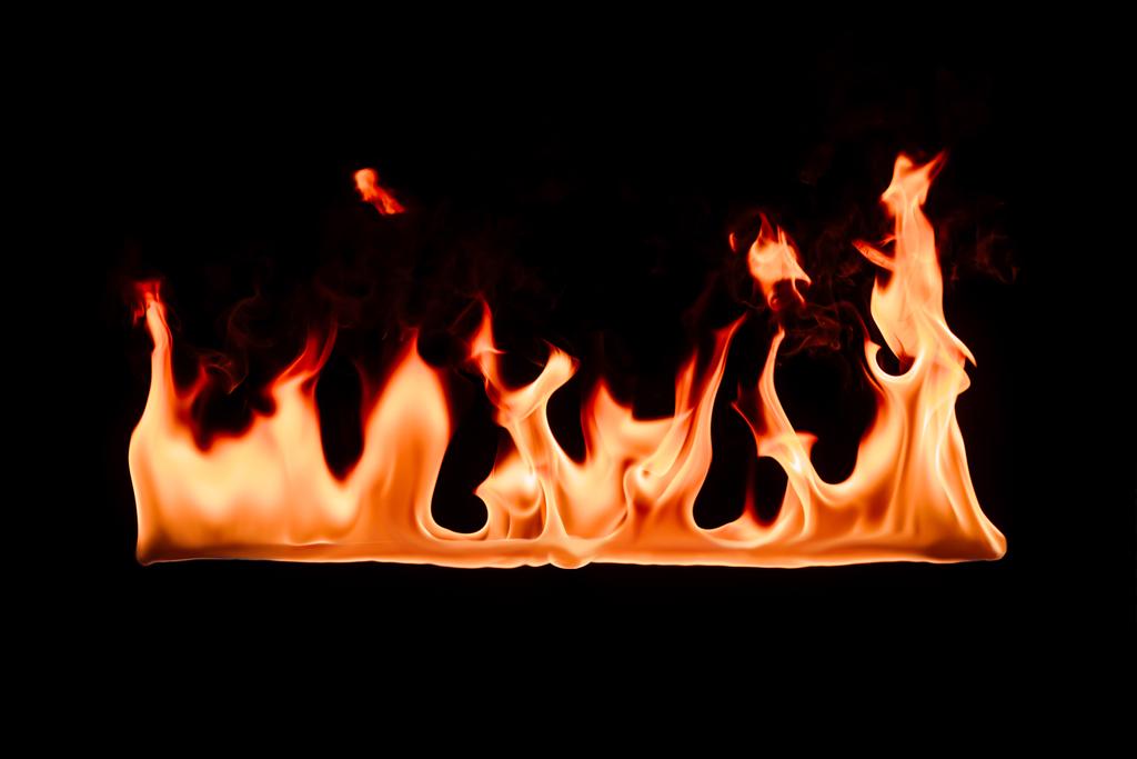 vue rapprochée de la flamme orange brûlante sur fond noir
 - Photo, image